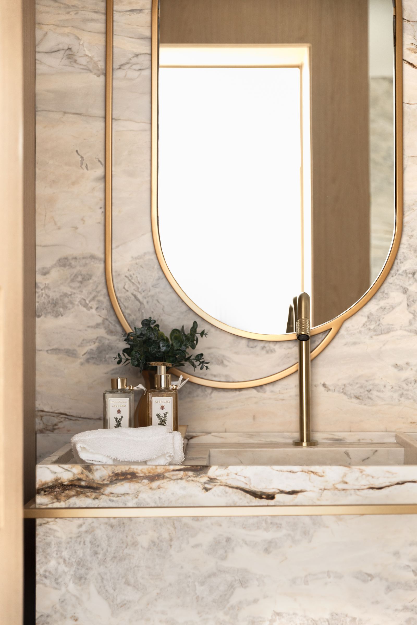 Lavabo revestido em mármore Macchia Oro escovado com espelho oval em latão