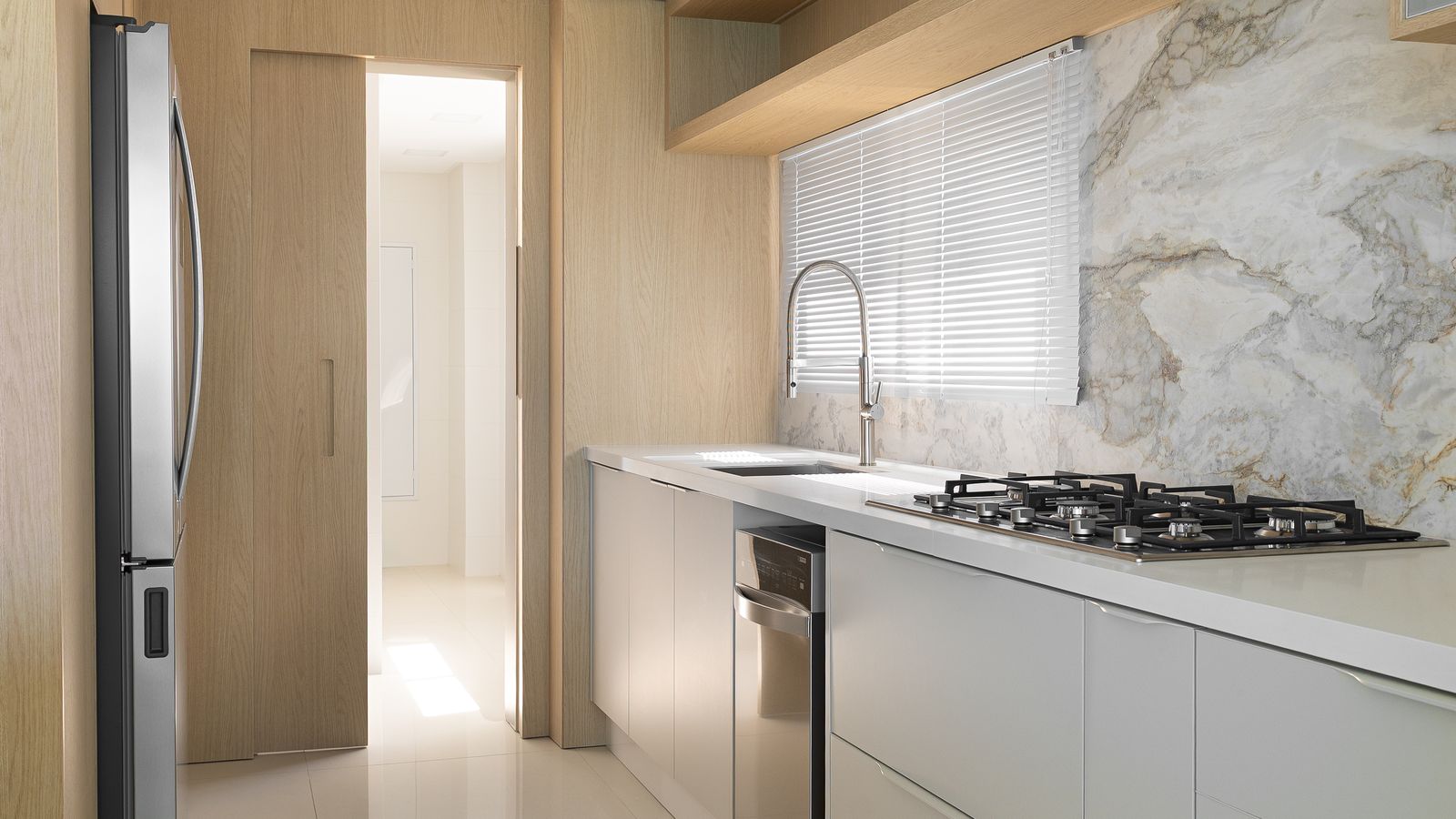 Cozinha do apartamento com bancada em quartzo branco e frontão em mármore Macchia Oro