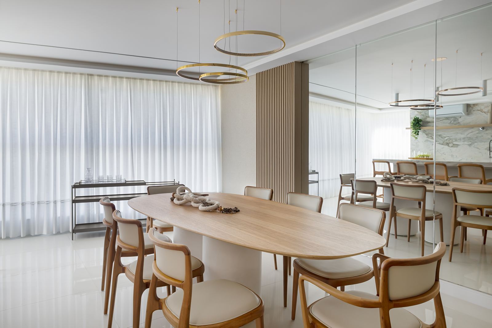 Jantar com parede espelhada e painel ripado de madeira