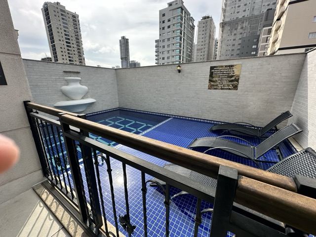 Piscina e quadra do condomínio